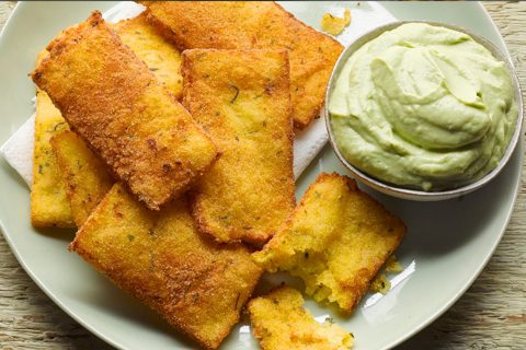 Polenta-crisps met avocado en yoghurt