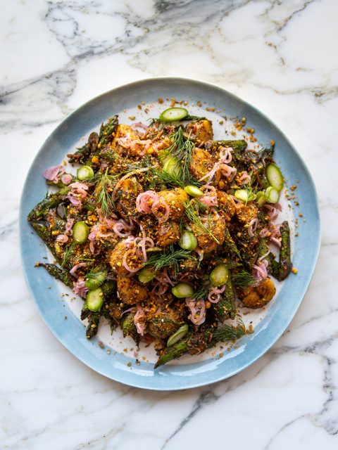 Aardappelsalade met asperges, zwarte knoflook en dukkah