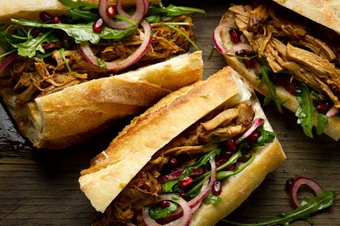 Broodje pulled pork met salade van granaatappel
