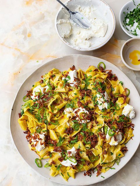 Saffraanpasta met chipotle-sjalotten en ingelegde groene pepers