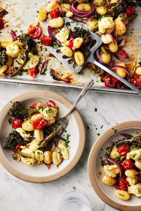 Gnocchi uit de ovenplaat met broccolini en feta