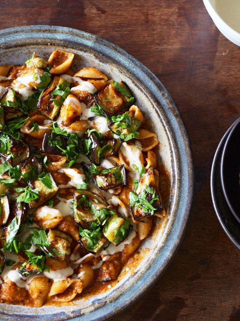 Rokige, romige pasta met verregaande aubergine en tahini