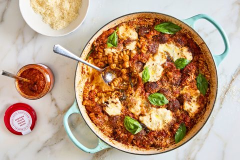 Pittige gehaktballetjes en bucatini pasta bake