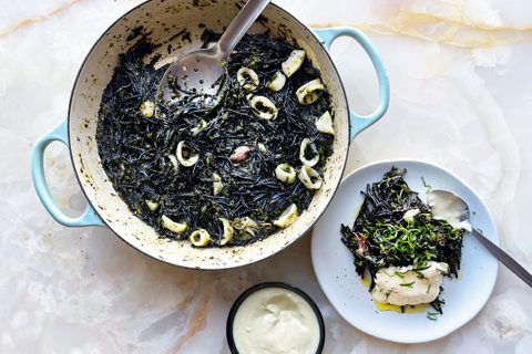 Fideuá negra de calamar y verde de primavera