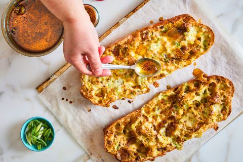 Zoet en rokerig cheesy knoflookbrood