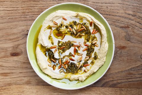 Tahini en groene chili shattah hummus topping