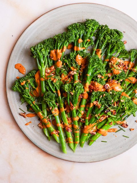 Brócoli Tenderstem con aderezo de gochujang y cacahuete