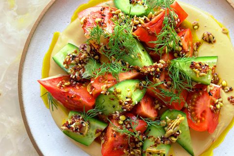 Ensalada de tomate y pepino con tahini y aceite picante de dukkah