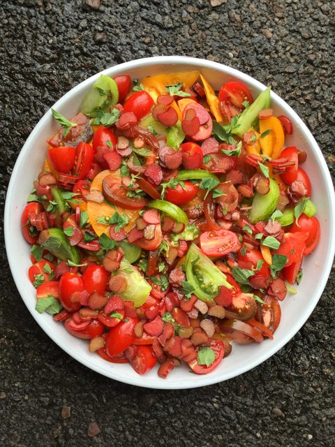 Ensalada de tomate, ruibarbo y flor de saúco