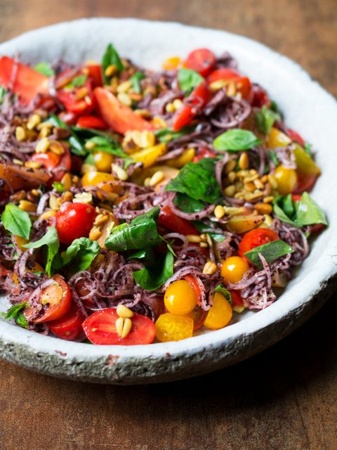 Tomaten met sumak, uien en pijnboompitten
