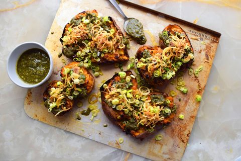 Tweemaal gebakken feta-aardappelen met za'atar pesto