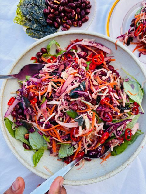 Yuzu-koolsla met gebakken pinda's en Thaise basilicum